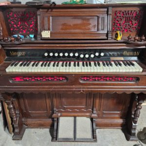 a photo of a vintage organ